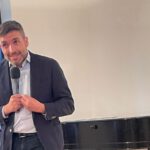 MdB Konstantin Kuhle spricht im Stift Obernkirchen über das Grundgesetz.