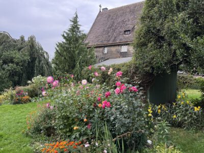 Die Stiftsdamen pflegen ihre Gärten selbst