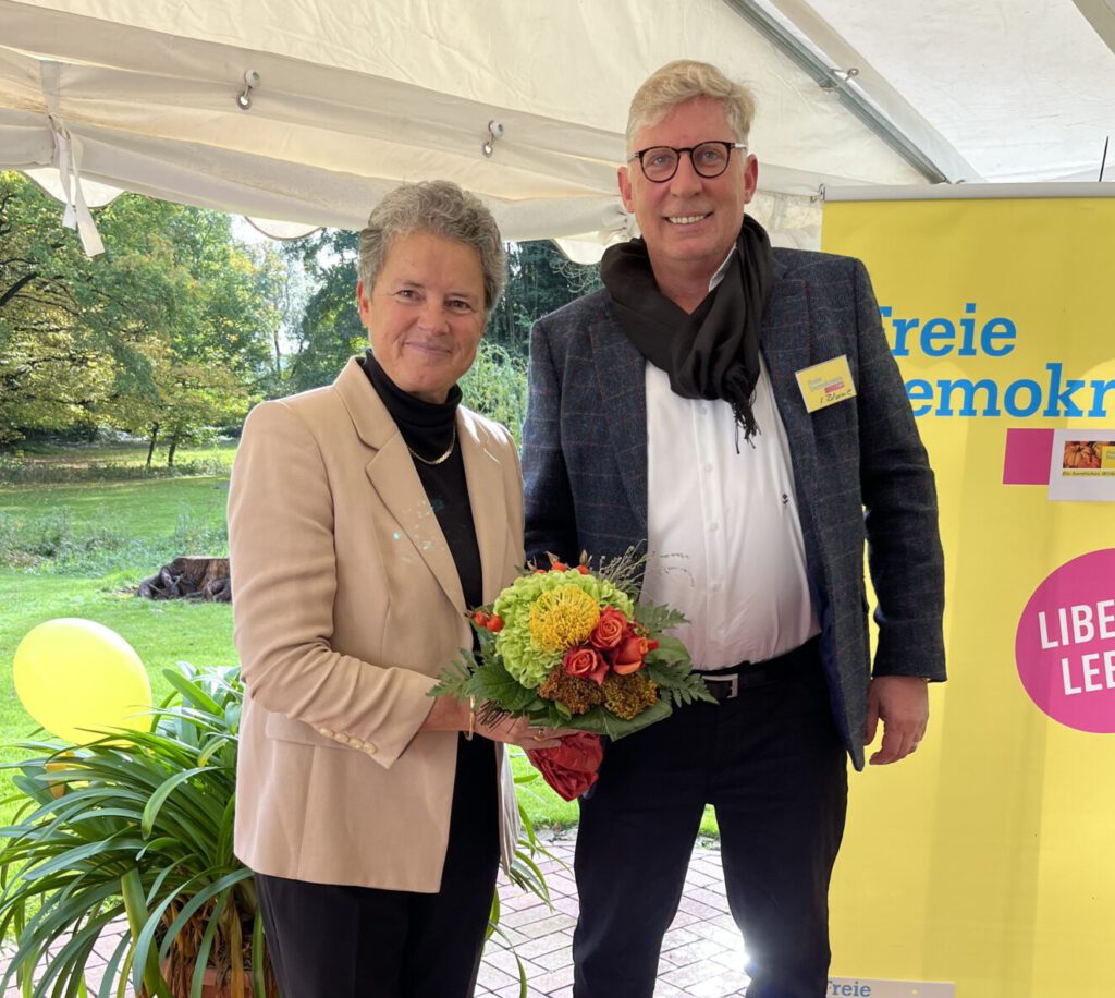 11Dr. Lydia Hüskens nimmt einen herbstlichen Blumenstrauß vom FDP-Kreisvorsitzenden Immo Blume entgegen.