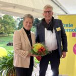 11Dr. Lydia Hüskens nimmt einen herbstlichen Blumenstrauß vom FDP-Kreisvorsitzenden Immo Blume entgegen.