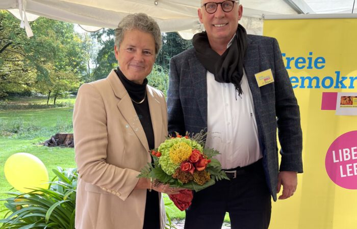 11Dr. Lydia Hüskens nimmt einen herbstlichen Blumenstrauß vom FDP-Kreisvorsitzenden Immo Blume entgegen.